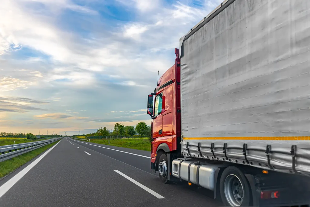 Camion centinato in autostrada – CGM Trasporti