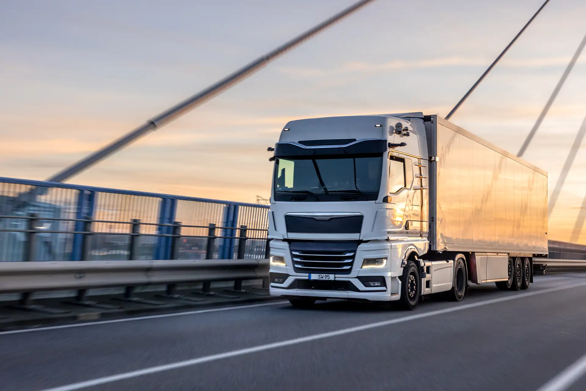 Camion per trasporti internazionali su un ponte – CGM Trasporti