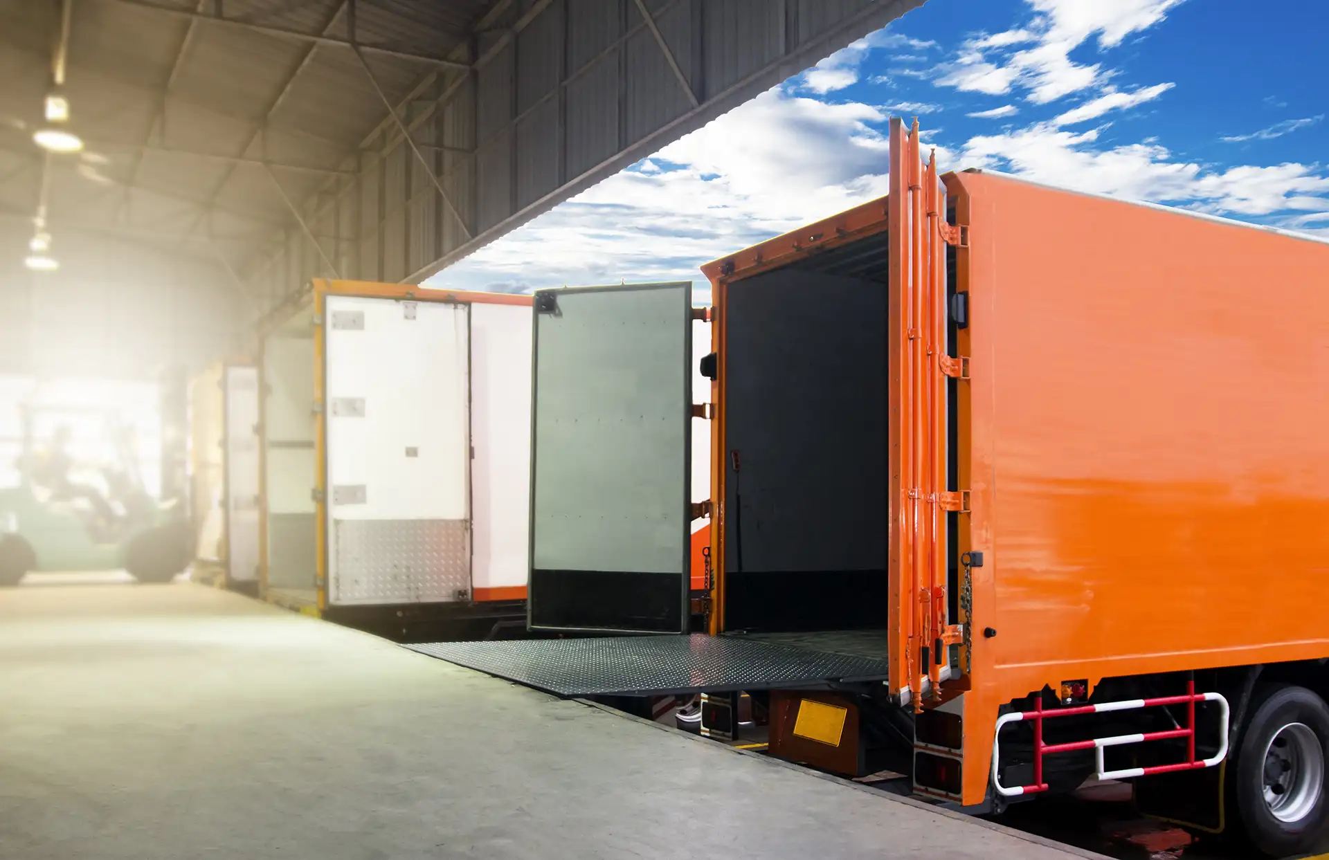 Camion in carico alla banchina del magazzino – CGM Trasporti