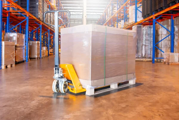 Pallet con transpallet nel deposito merci – CGM Trasporti