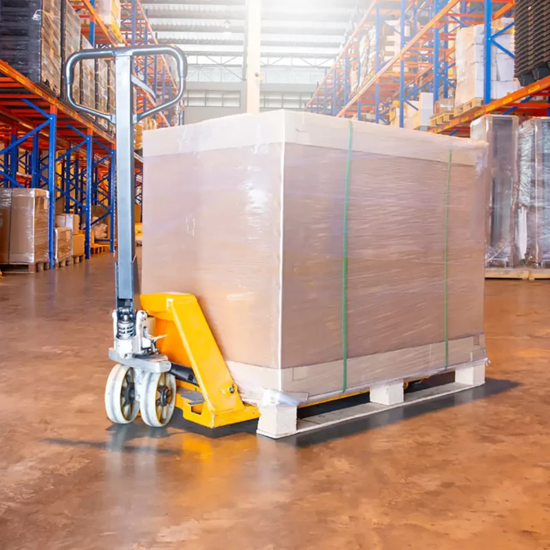 Pallet con transpallet nel deposito merci – CGM Trasporti