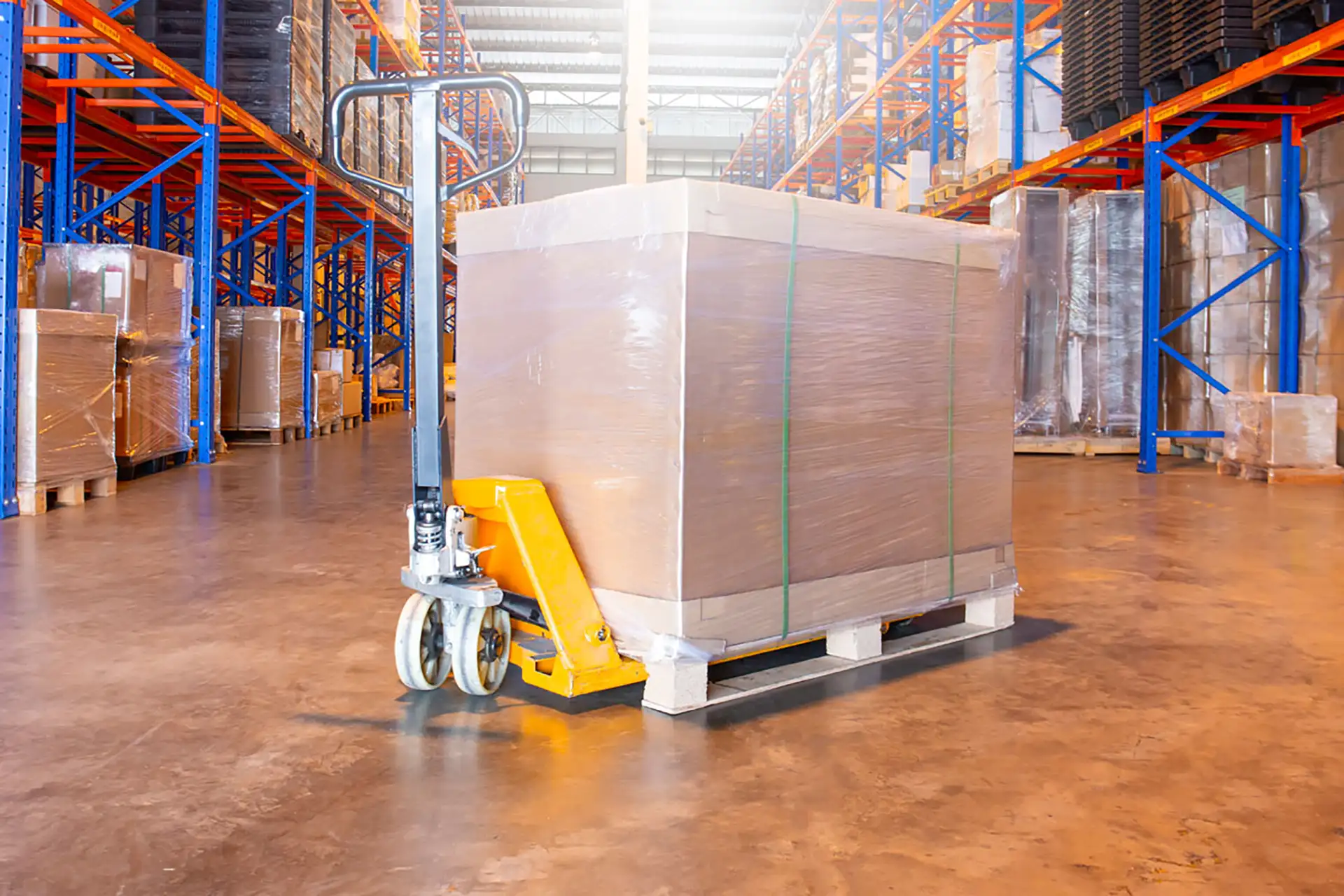 Pallet con transpallet nel deposito merci – CGM Trasporti